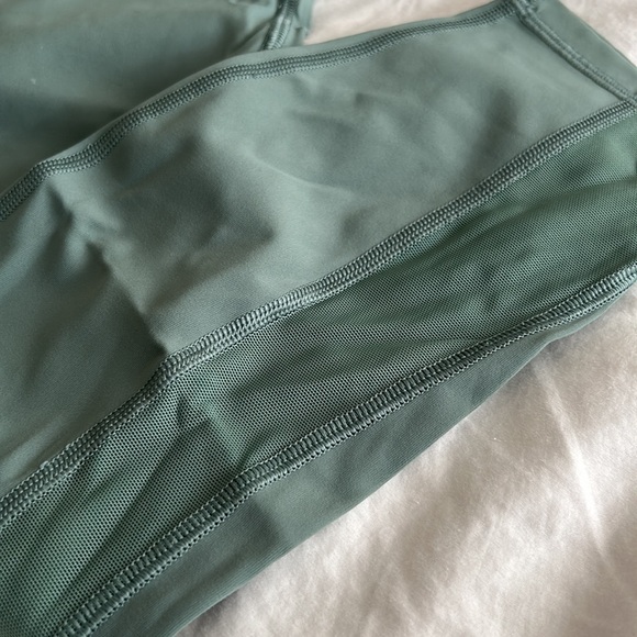 Lululemon teal leggings never worn in great condition. Size 8 - Picture 2 of 3